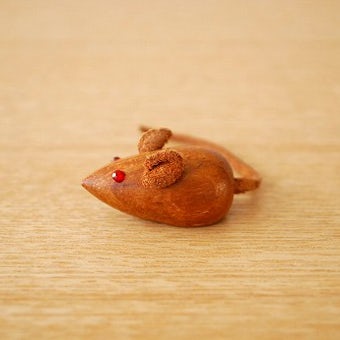 スウェーデンで見つけたチーク材のネズミのオブジェ（小）の商品写真