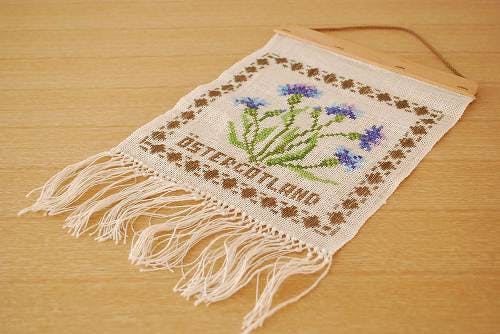 スウェーデンで見つけたお花刺繍のタペストリー - 北欧、暮らしの道具店