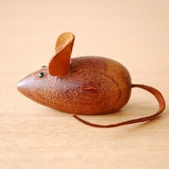 スウェーデンで見つけたチーク材のネズミのオブジェ（大）の商品写真