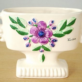 Rosa Ljungデザイン/陶器のトロフィー型の花瓶（ホワイト）の商品写真