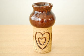 スウェーデン/LAHOLM/陶器の花瓶（ハート柄）の商品写真