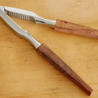 スウェーデンで見つけたナッツを割るための道具の商品写真