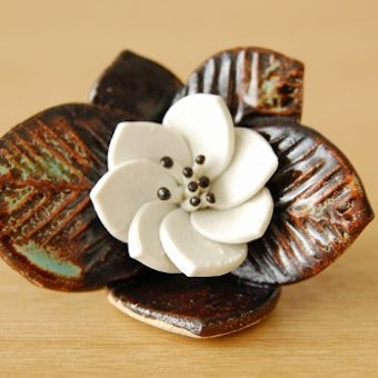 デンマークで見つけた陶器でできた小さな花のオブジェの商品写真