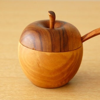 スウェーデンで見つけたリンゴ型の木製シュガーポット（スプーン付き）の商品写真