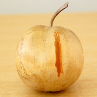 スウェーデンで見つけた木製りんごのオブジェの商品写真