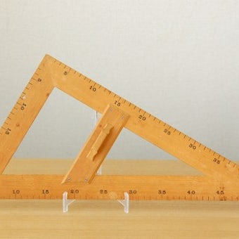 スウェーデンで見つけた古くて大きな木製三角定規の商品写真