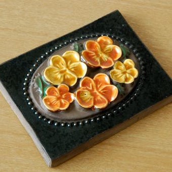 スウェーデン/JIE釜/陶板の壁掛け（小）（オレンジ色のお花）の商品写真