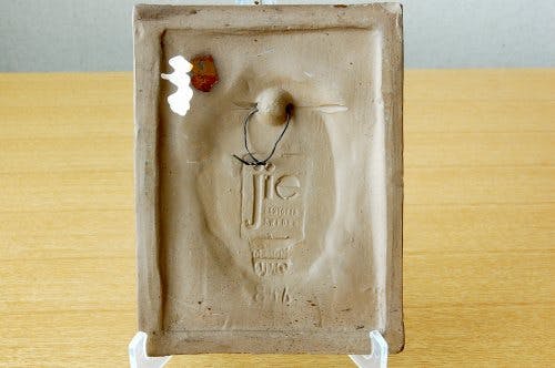 美品　焼物　陶板飾り板　木製土台　壁掛け　雰囲気あるオブジェ　重厚感ある作り 美品 焼物 陶板飾り板 木製土台 壁掛け 雰囲気あるオブジェ 重厚
