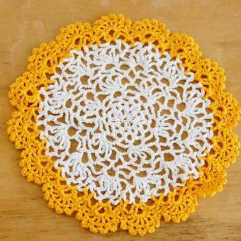 スウェーデンで見つけた手編みドイリー（オレンジ＆ホワイト）の商品写真