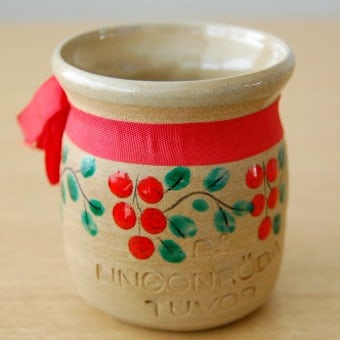 スウェーデンで見つけた陶器のジャムポット（赤い木の実）の商品写真