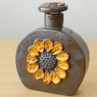 スウェーデンで見つけたお花模様の蓋付きボトル（ブラウン）の商品写真