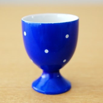 スウェーデンで見つけた陶器のエッグスタンド（ブルー・ドット柄）の商品写真