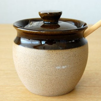 スウェーデンで見つけた陶器のマスタードポット（木べら付き）の商品写真