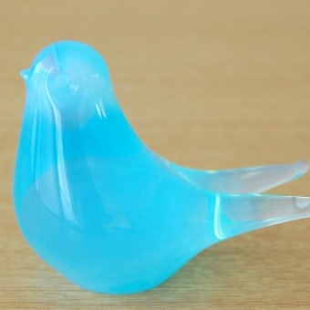 スウェーデンで見つけたガラスの小鳥オブジェ（水色）の商品写真