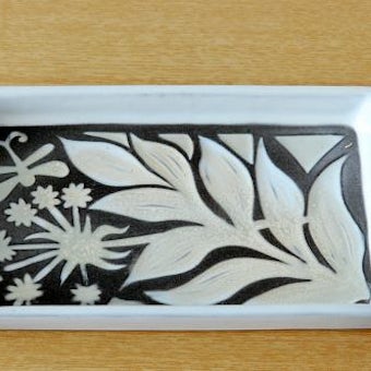 Upsala Ekeby/ウプサラエクビィ/Mari Simmulsonマリ・シミュルソン/陶器のスクエアプレート（蝶とお花）の商品写真