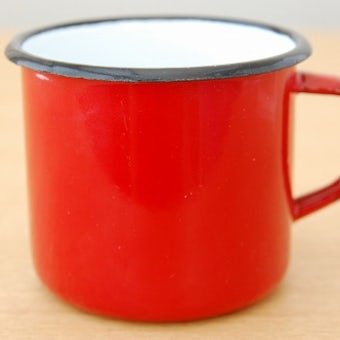 デンマークで見つけたホーロー製のマグカップ（レッド）の商品写真