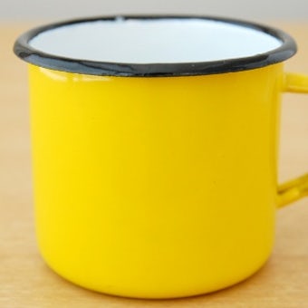 デンマークで見つけたホーロー製のマグカップ（イエロー）の商品写真