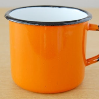 デンマークで見つけたホーロー製マグカップ（オレンジ）の商品写真