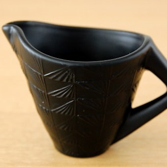 スウェーデンで見つけた陶器のクリーマー（黒）の商品写真