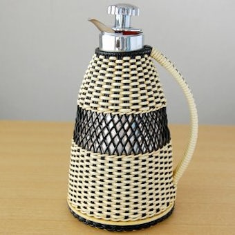 スウェーデンで見つけたビニールストロー素材を編んだカバー付きヴィンテージ魔法瓶（ブラック）の商品写真