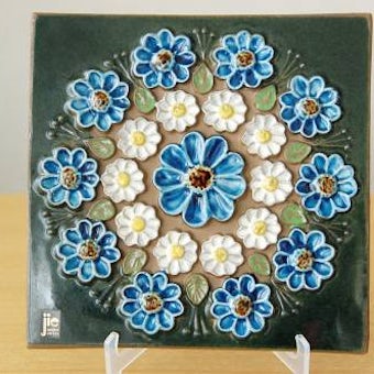 スウェーデン/JIE釜/陶板の壁掛け（ブルーと白のお花）の商品写真