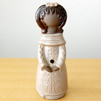 スウェーデンで見つけた陶器の女の子のオブジェの商品写真