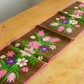 スウェーデンで見つけたテーブルランナー（ピンクのお花模様）の商品写真