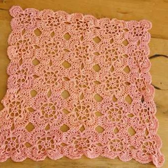 スウェーデンで見つけた手編みのセンターマット（スクエア・ピンク）の商品写真