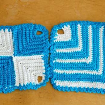 スウェーデンで見つけたブルーの手編みポットマット（鍋つかみ）2枚セットの商品写真