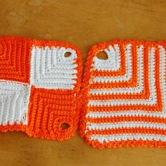スウェーデンで見つけたオレンジ色の手編みポットマット（鍋つかみ）2枚セットの商品写真
