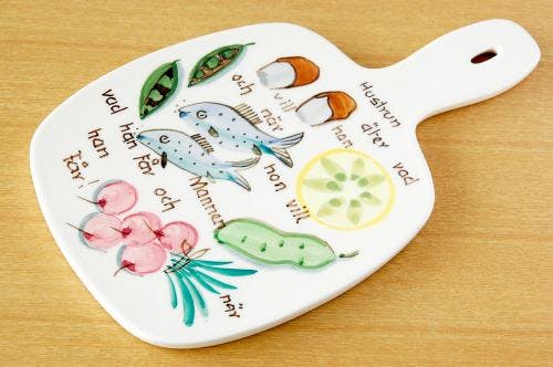 スウェーデンで見つけた陶器のカッティングボード（食材の模様