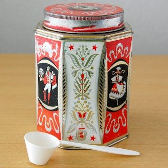 スウェーデンで見つけた古いブリキ缶（計量スプーン付き）の商品写真