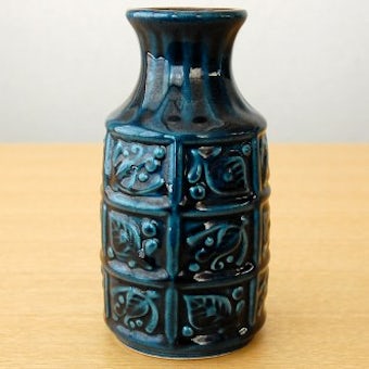 スウェーデンで見つけた葉っぱ模様の陶器の花瓶（藍色）の商品写真
