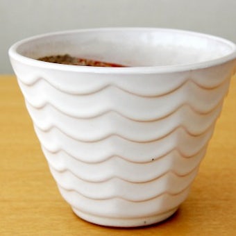 スウェーデンで見つけた陶器の植木鉢（横波模様）の商品写真
