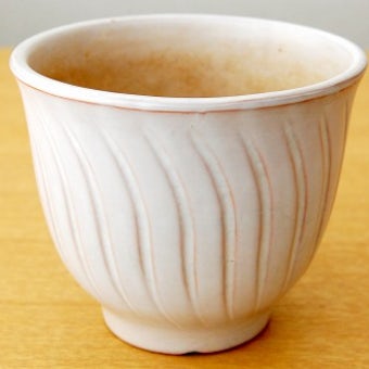 スウェーデンで見つけた陶器の植木鉢（縦波模様）の商品写真
