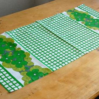 スウェーデンで見つけたお花模様のテーブルランナー（グリーン）の商品写真