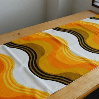 スウェーデンで見つけた波模様のテーブルランナー（オレンジ・波模様）の商品写真