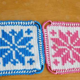スウェーデンで見つけた手編みのポットマット（鍋つかみ）2枚セット/雪の結晶・スクエアの商品写真