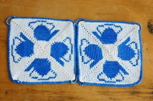 スウェーデンで見つけた手編みのポットマット（鍋つかみ）2枚セット
