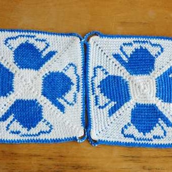スウェーデンで見つけた手編みのポットマット（鍋つかみ）2枚セット/ケトル柄・スクエアの商品写真