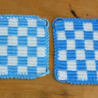 スウェーデンで見つけた手編みのポットマット（鍋つかみ）2枚セット/市松模様・スクエアの商品写真