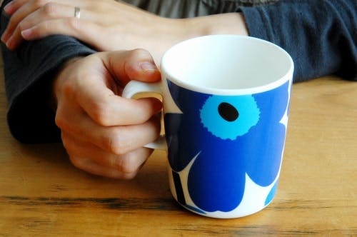 取扱い終了】marimekko/マリメッコ/Unikko Mug/マグカップ250ml（ホワイト×ブルー） - 北欧、暮らしの道具店