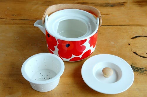 取扱い終了】marimekko/マリメッコ/Unikko Teapot/ティーポット700ml（ホワイト×レッド） - 北欧、暮らしの道具店