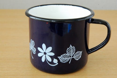 スウェーデンで見つけたホーロー製のお花模様のマグカップ（ネイビー 