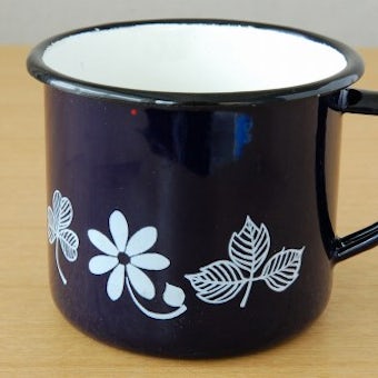 スウェーデンで見つけたホーロー製のお花模様のマグカップ（ネイビー）の商品写真