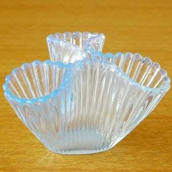 スウェーデンで見つけたガラス製の小さな花瓶（三ツ口）の商品写真