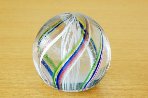 植物模様の陶器製ペーパーウェイト 商品名 planet 土星の形をしたオーナメントです。 角度によって