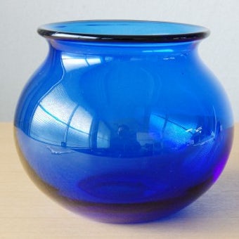 スウェーデンで見つけたガラスの花瓶（ブルー）の商品写真