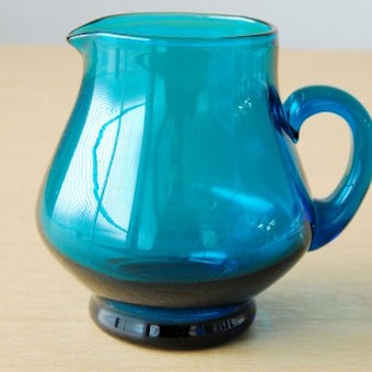 デンマークで見つけたガラスのクリーマー（ブルー）の商品写真