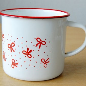 デンマークで見つけたリボン模様のホーロー製のマグカップの商品写真